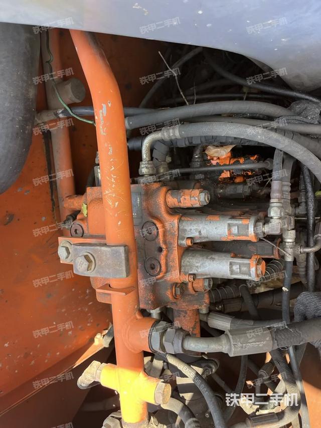 回转马达和主控阀（整机外观）