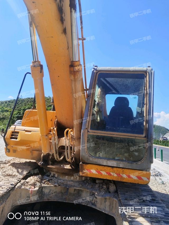 大臂油缸整体 竖拍（工作和回转装置）