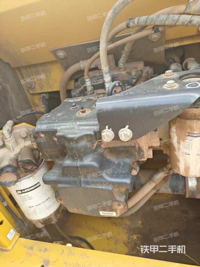 液压泵舱室正面整体（整机外观）