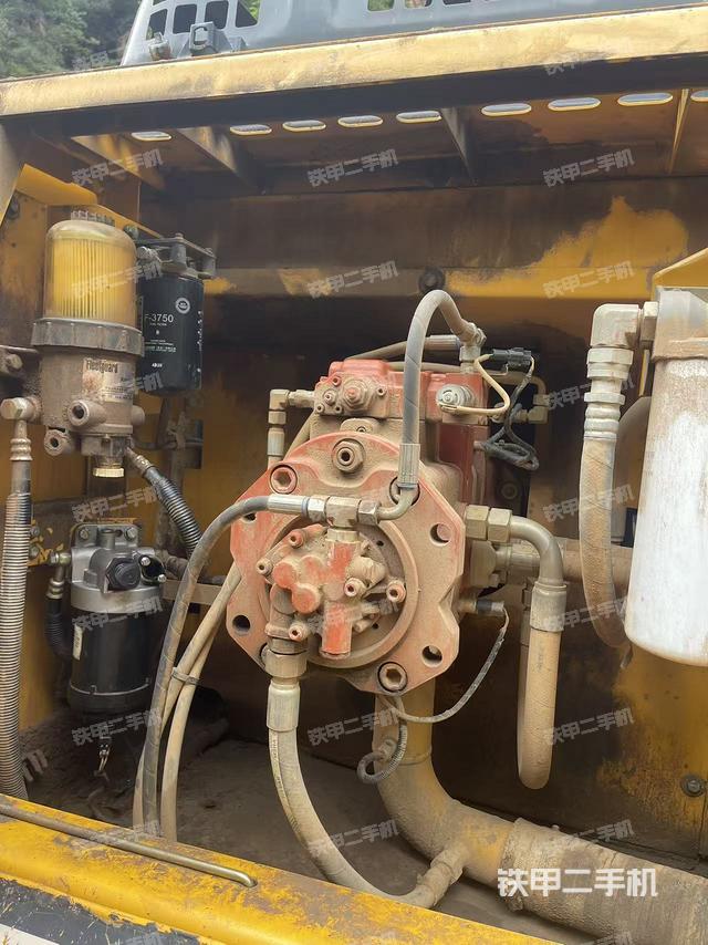 液壓泵艙室正面整體(整機(jī)外觀) 液壓泵艙室正面整體(整機(jī)外觀)