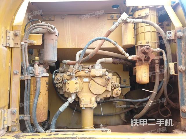 液压泵舱室正面整体（整机外观）