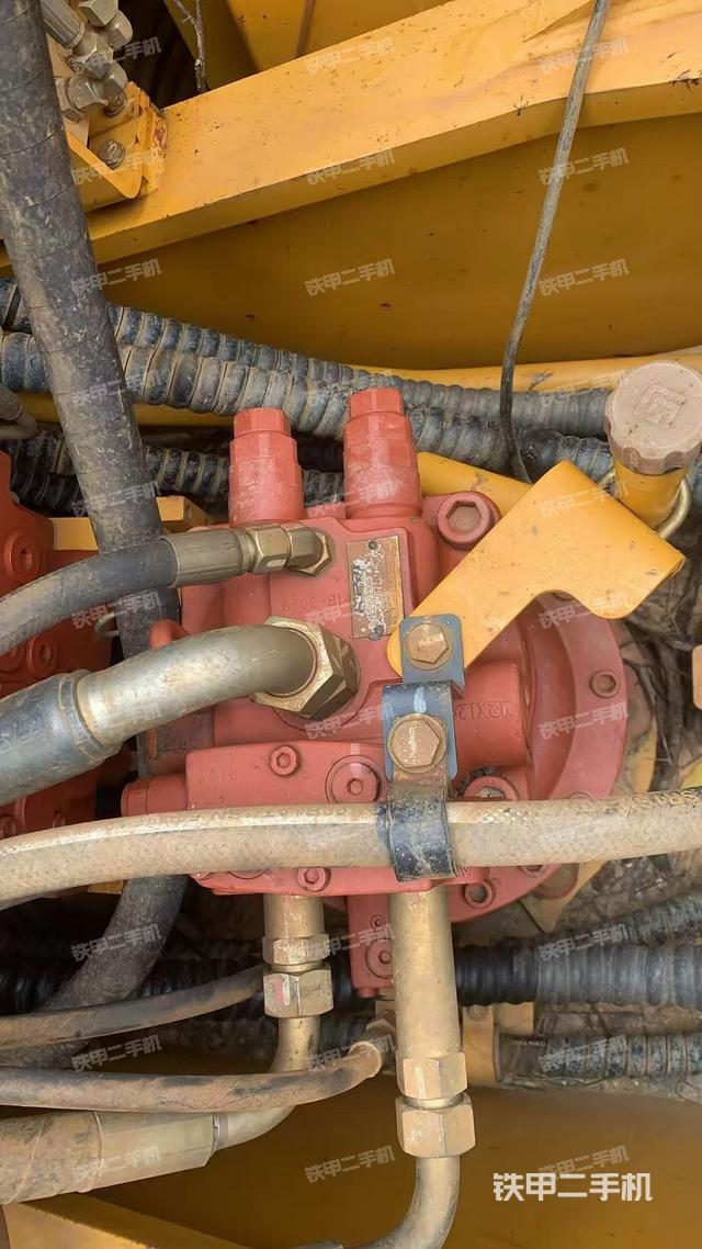 回转马达和主控阀（整机外观）