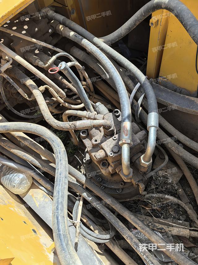 回转马达和主控阀（整机外观）