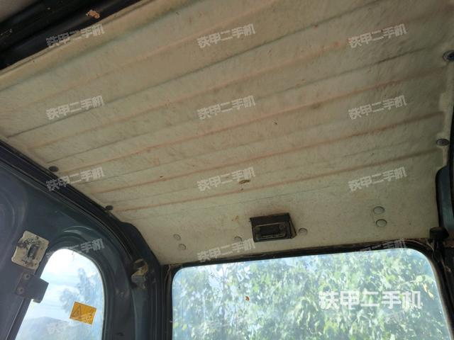 行走控制手柄和踏板?俯拍（駕駛室部分）