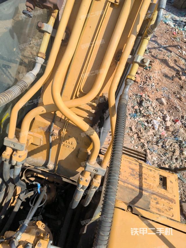 大臂油缸整体 竖拍（工作和回转装置）