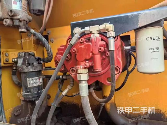 液壓泵艙室正面整體（整機外觀）