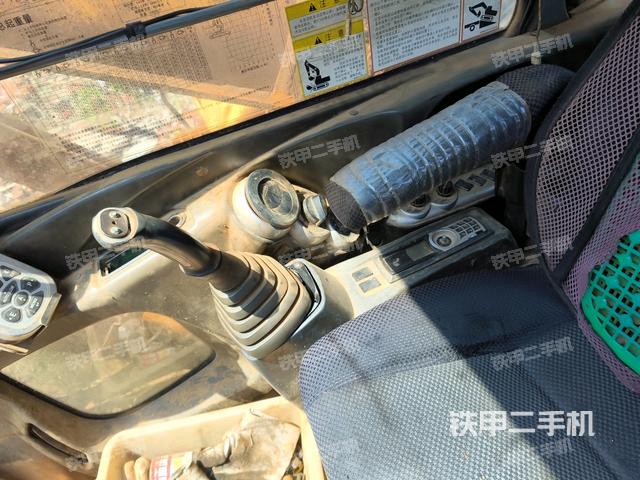 行走控制手柄和踏板 俯拍（驾驶室部分）