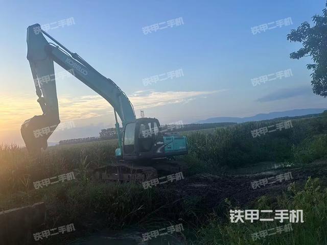 神钢SK200挖掘机