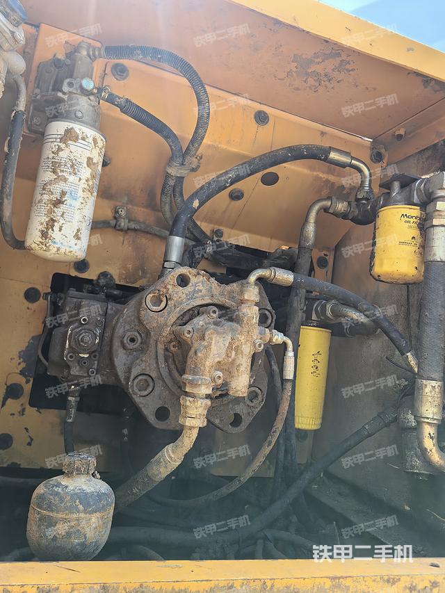 液压泵舱室正面整体（整机外观）