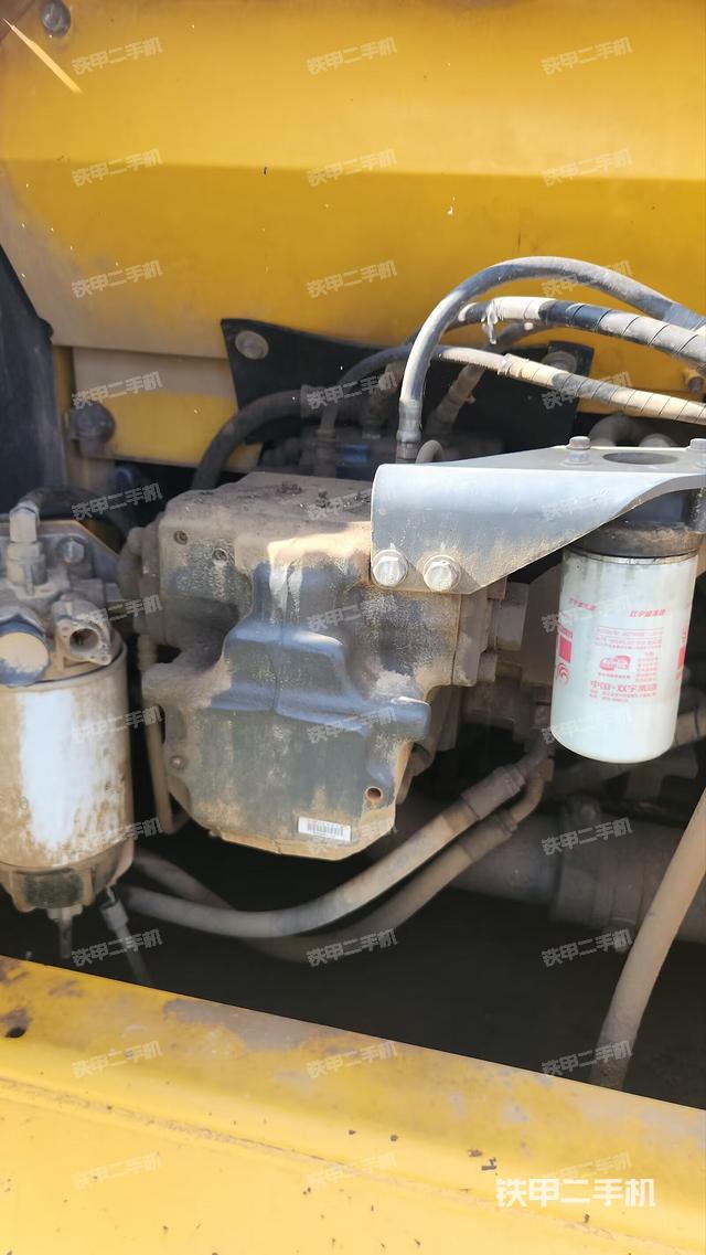 液压泵舱室正面整体（整机外观）