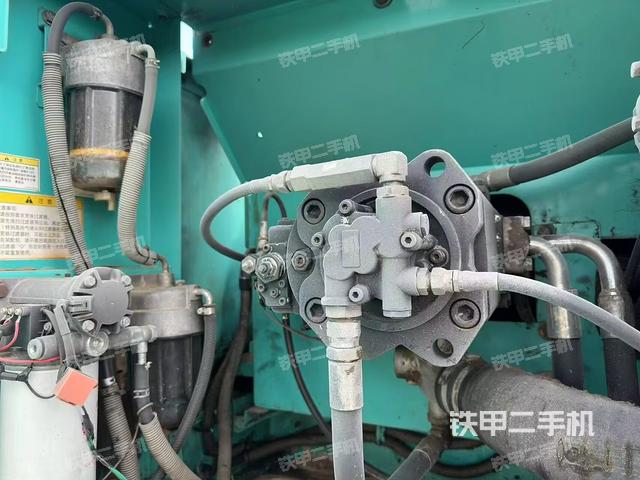 液压泵舱室正面整体（整机外观）