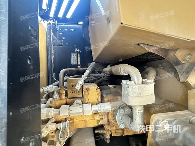 液压泵舱室正面整体（整机外观）