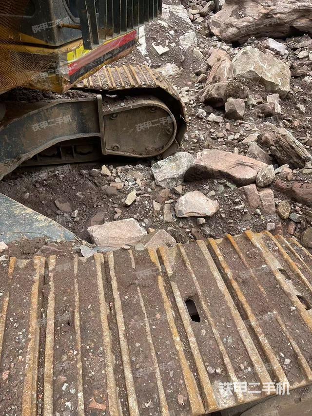 單側(cè)履帶整體(整機(jī)外觀) 單側(cè)履帶整體(整機(jī)外觀)