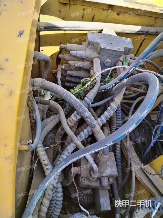 回转马达和主控阀（整机外观）