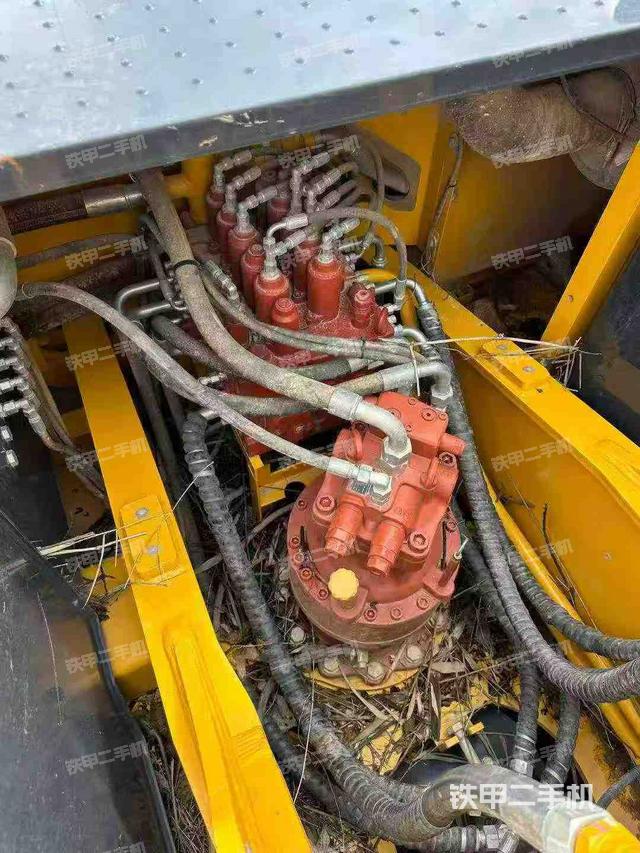 回转马达和主控阀（整机外观）