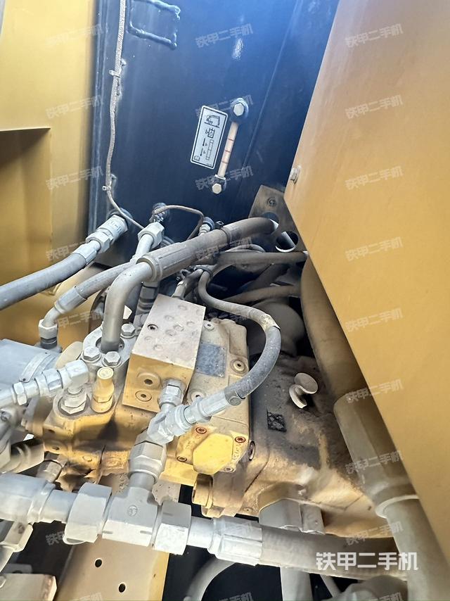 回转马达和主控阀（整机外观）