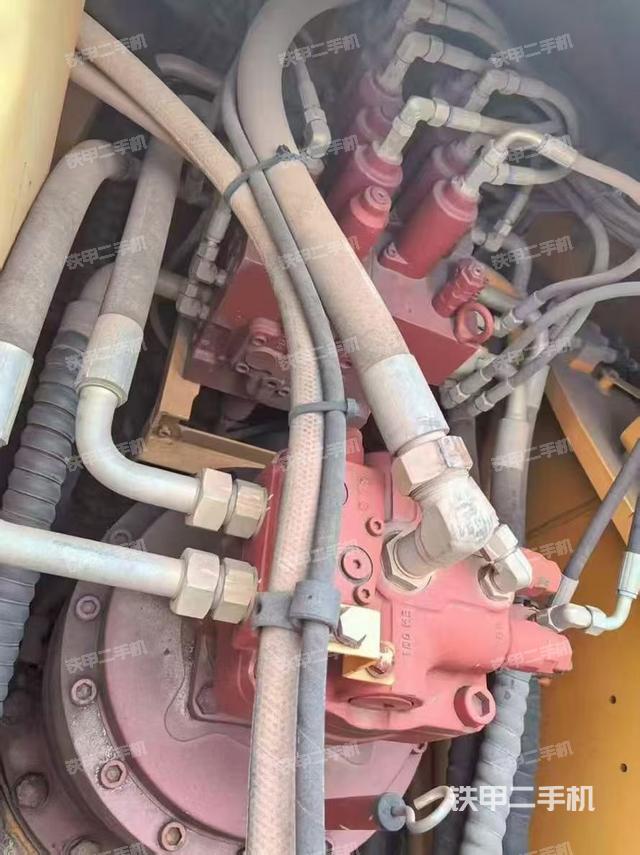 回轉馬達和主控閥（整機外觀）