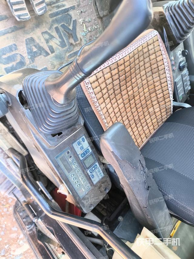 行走控制手柄和踏板?俯拍（駕駛室部分）