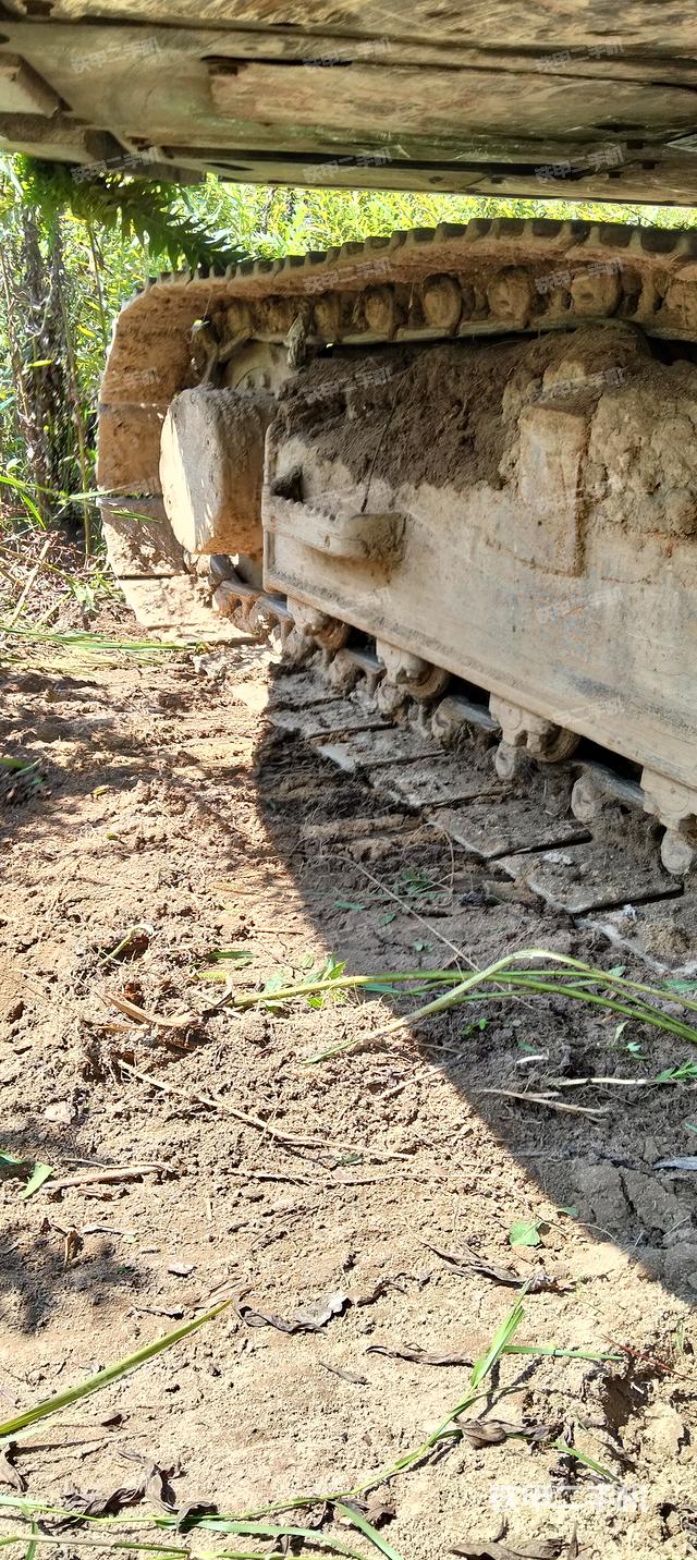 單側(cè)履帶整體(整機(jī)外觀) 單側(cè)履帶整體(整機(jī)外觀)