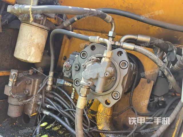 液压泵舱室正面整体（整机外观）