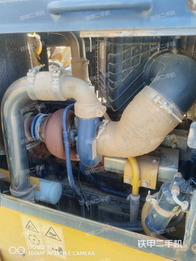 發(fā)動機(jī)右側(cè)全景（推土機(jī)發(fā)動機(jī)艙）