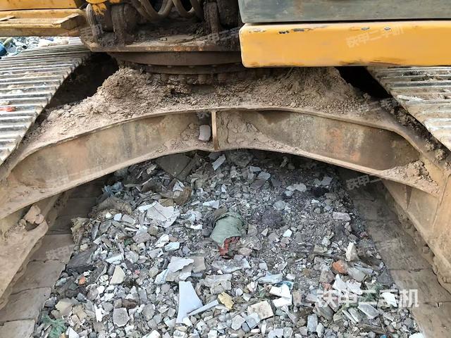 大臂油缸整体 竖拍（工作和回转装置）