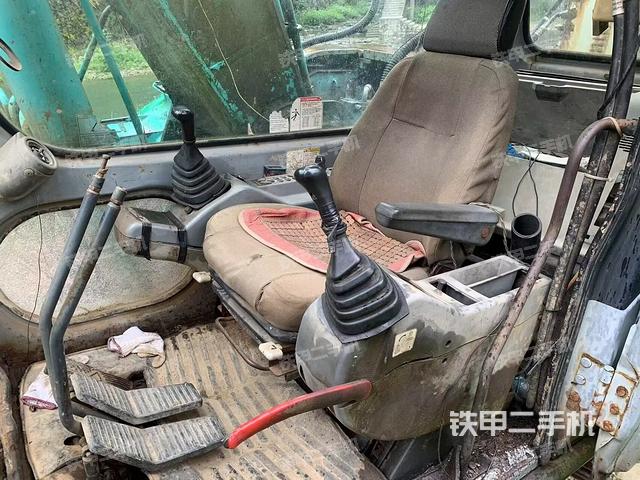 駕駛室整體(整機(jī)外觀) 駕駛室整體(整機(jī)外觀)