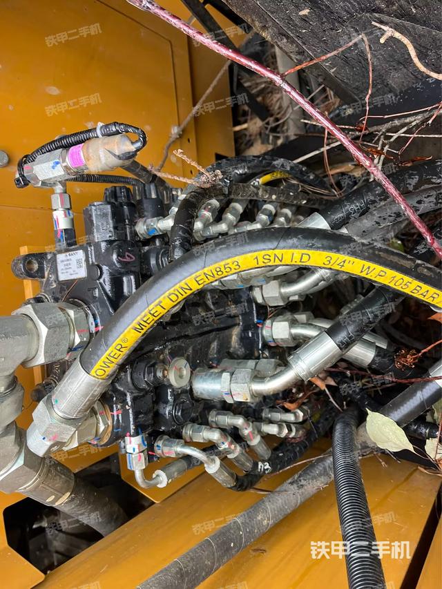 回转马达和主控阀（整机外观）