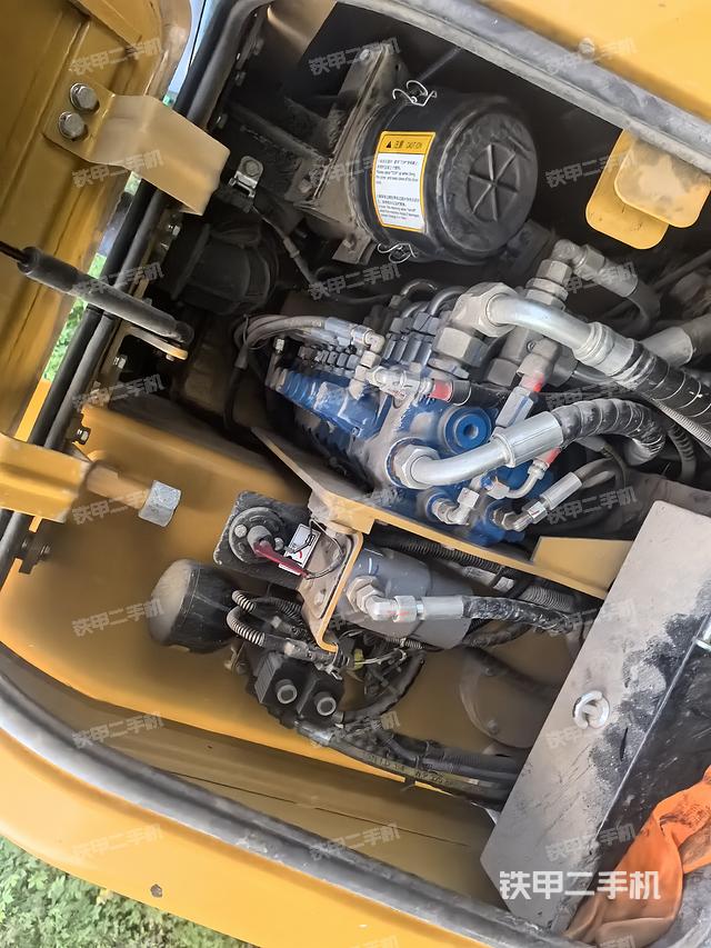 回轉(zhuǎn)馬達(dá)和主控閥（整機(jī)外觀）