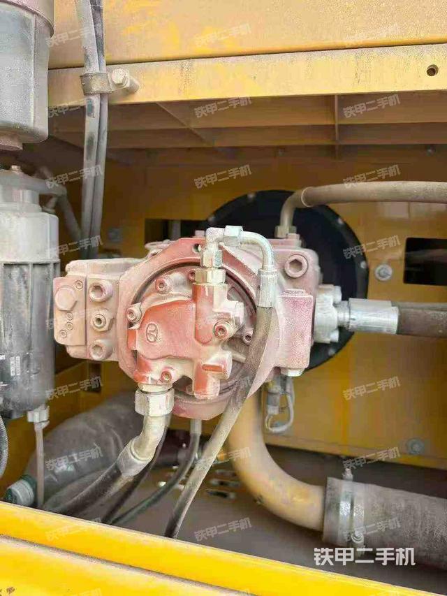 液压泵舱室正面整体（整机外观）