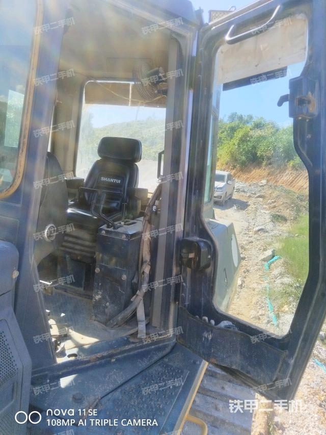 駕駛室內(nèi)部全景（推土機(jī)駕駛室）