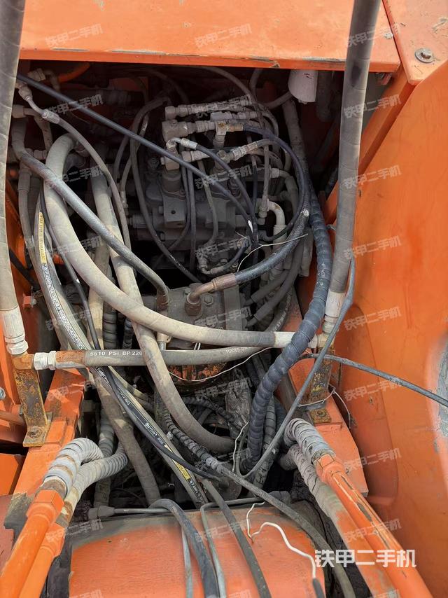 回转马达和主控阀（整机外观）