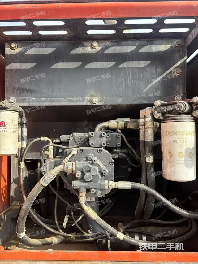 液压泵舱室正面整体（整机外观）