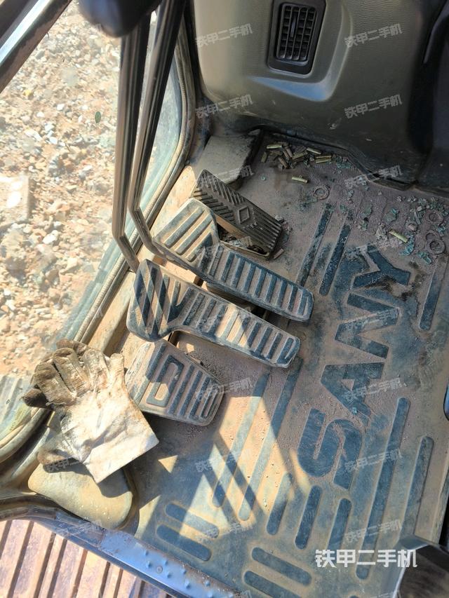 左后方玻璃角標(biāo)（駕駛室部分）