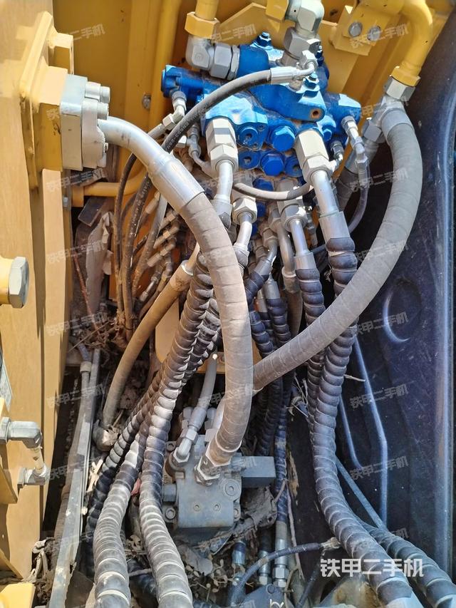 回轉(zhuǎn)馬達和主控閥（整機外觀）