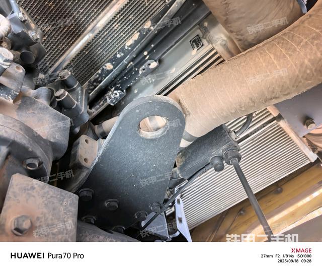 發(fā)動機左側(cè)全景（推土機發(fā)動機艙）