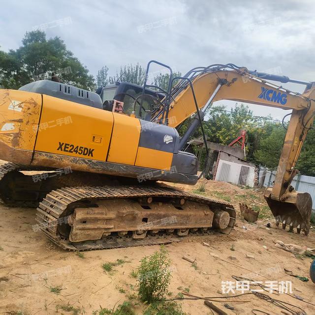 單側(cè)履帶整體(整機(jī)外觀) 單側(cè)履帶整體(整機(jī)外觀)