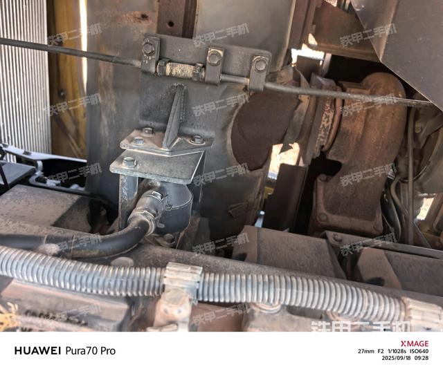 發(fā)動機右側(cè)全景（推土機發(fā)動機艙）