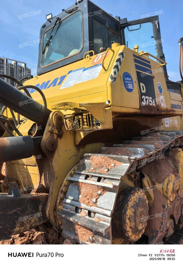 右側(cè)履帶全景（推土機底盤及工作裝置）