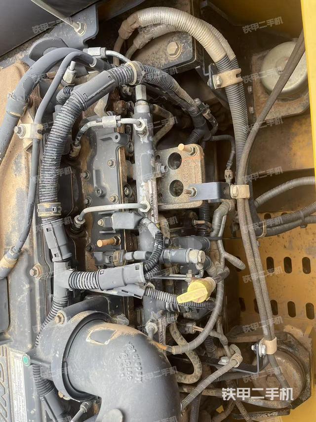 回轉(zhuǎn)馬達(dá)和主控閥(整機(jī)外觀) 回轉(zhuǎn)馬達(dá)和主控閥(整機(jī)外觀)