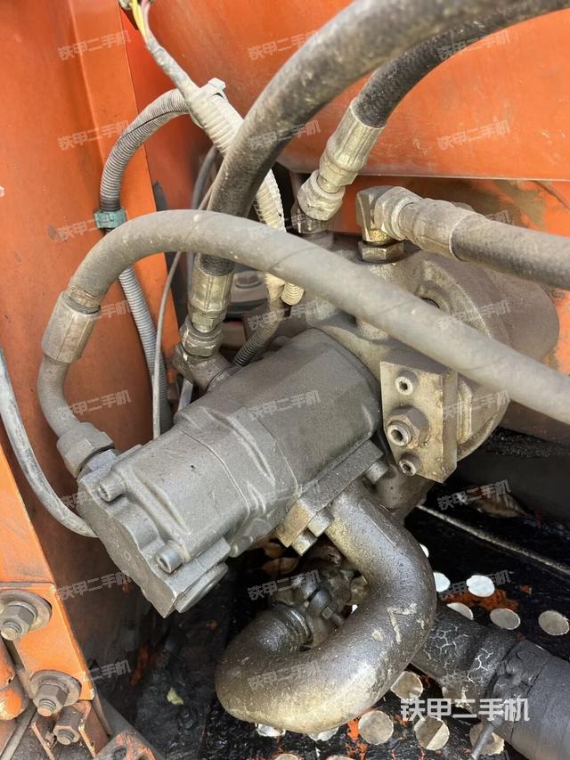 液压泵舱室正面整体（整机外观）