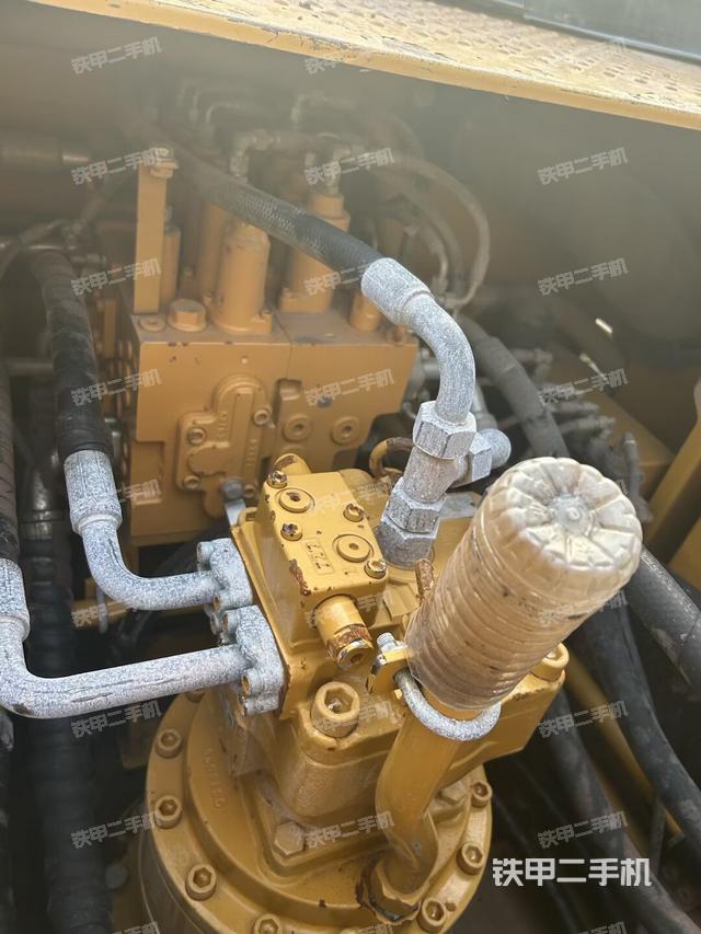 回转马达和主控阀（整机外观）