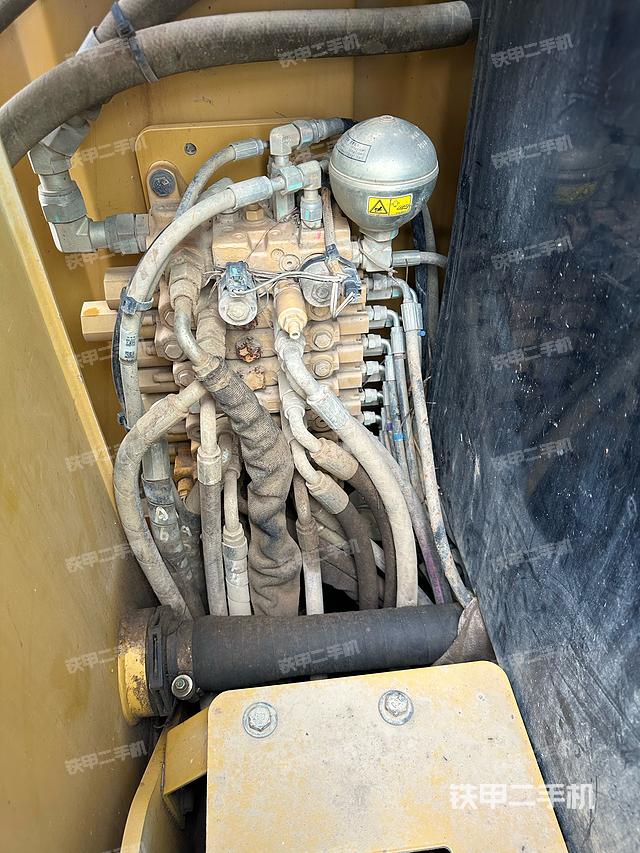 回转马达和主控阀（整机外观）