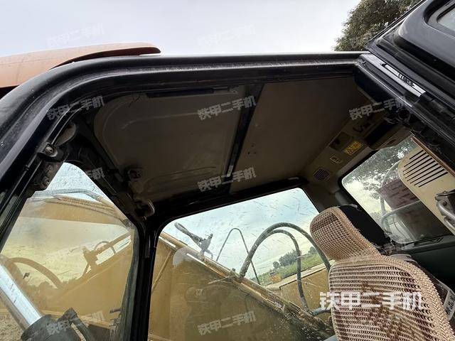 駕駛室頂部（整機外觀）