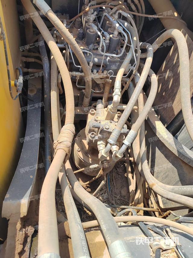 回轉(zhuǎn)馬達(dá)和主控閥（整機(jī)外觀）