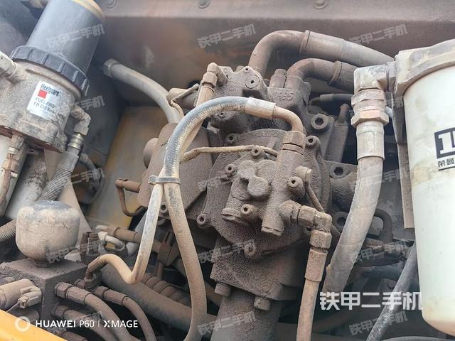 液压泵舱室正面整体（整机外观）