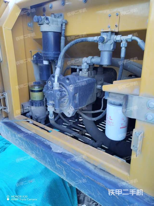 液压泵舱室正面整体（整机外观）