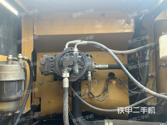 液压泵舱室正面整体（整机外观）