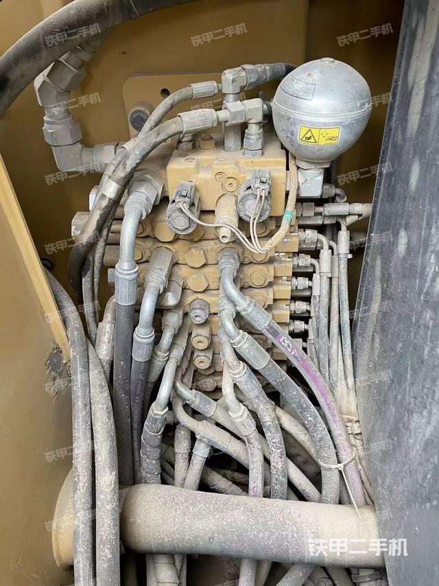 回轉(zhuǎn)馬達(dá)和主控閥（整機(jī)外觀）