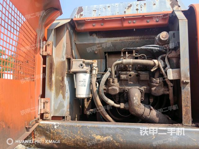 液压泵舱室正面整体（整机外观）